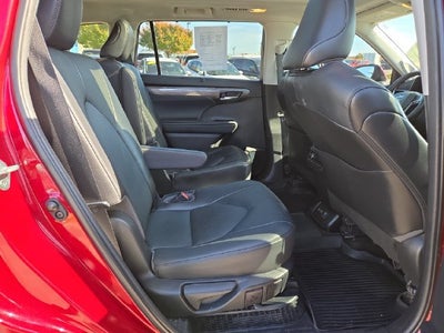 2023 Toyota Highlander Hybrid Platinum
